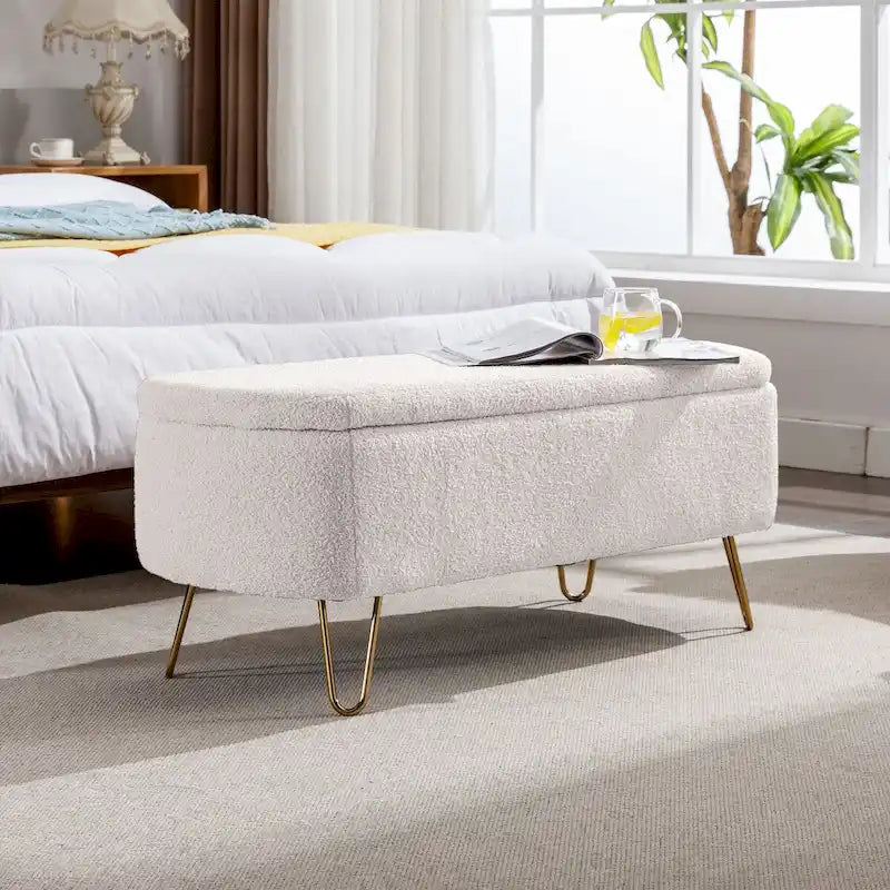 Banc de rangement ottoman pour bout de lit avec pieds dorés, banc d'entrée moderne en fausse fourrure ivoire rembourré avec rangement